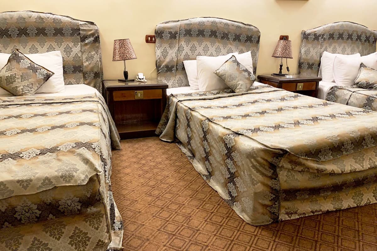 Habitación básica doble, para fumadores, vista a la ciudad | Ropa de cama hipoalergénica, artículos del minibar gratis y escritorio