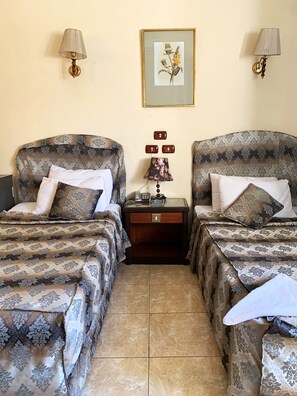 Ropa de cama hipoalergénica, artículos del minibar gratis y escritorio 