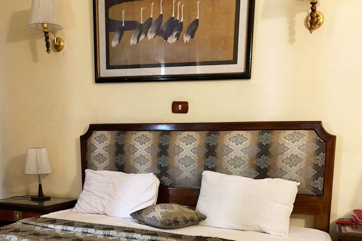 Habitación individual básica, 1 cama individual, para fumadores, vista a la ciudad | Ropa de cama hipoalergénica, artículos del minibar gratis y escritorio