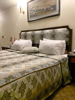Basic Single Room, 1 Twin Bed, Smoking, City View | Hypo-allergenic bedding, free minibar items, desk, laptop workspace