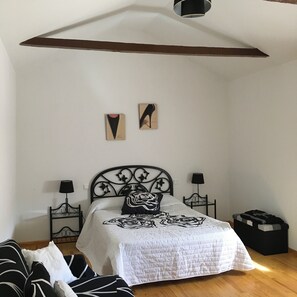 5 bedrooms, desk, iron/ironing board, free WiFi