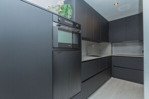 Geladeira, micro-ondas, fogão, lava-louças