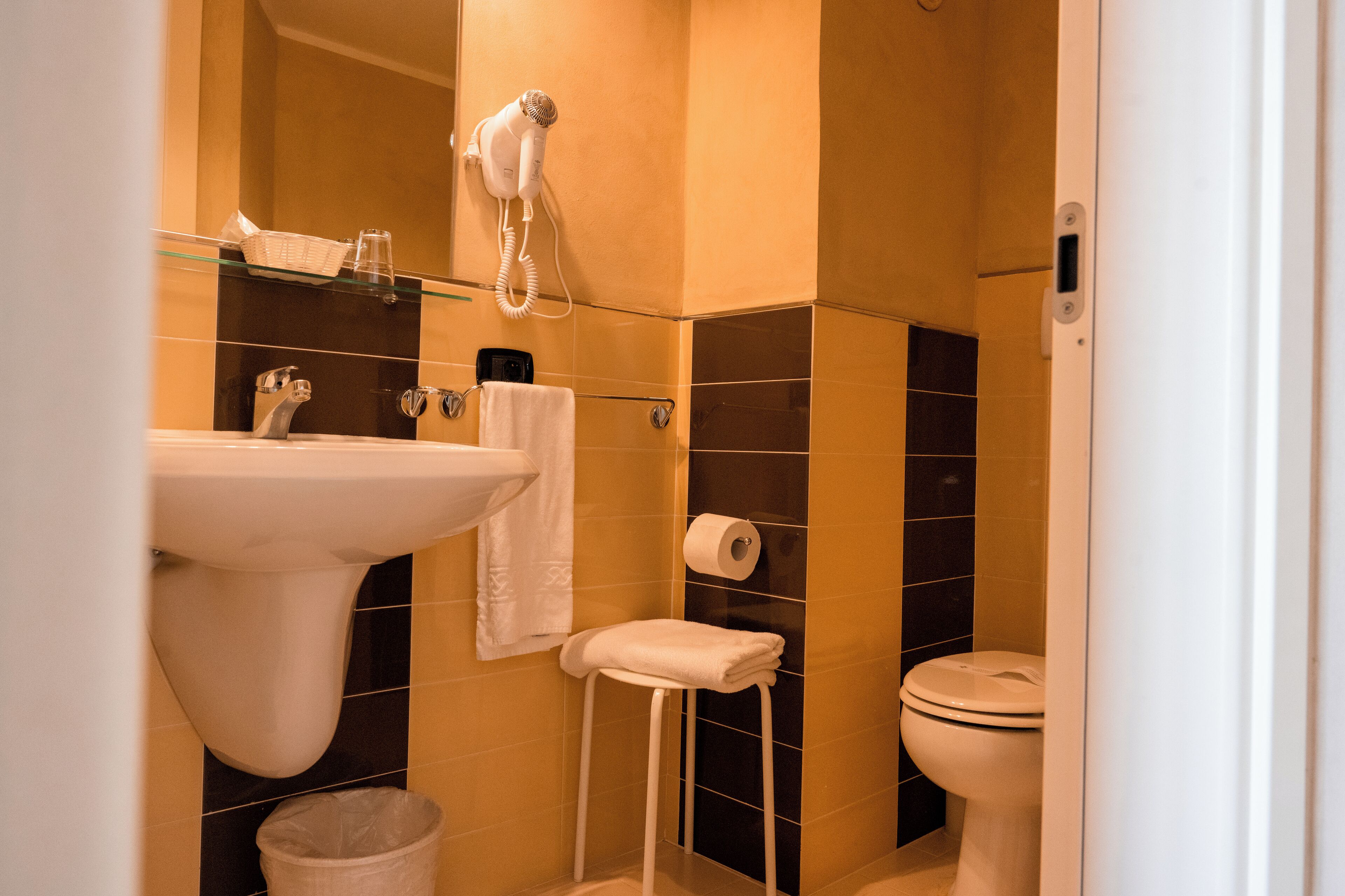 Basic-værelse - 1 stor enkeltseng | Badeværelse | Bruser, brusehoved med spredningseffekt, gratis toiletartikler