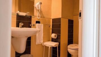 Camera Basic, 1 letto a una piazza e mezza | Bagno | Doccia, soffione a pioggia, set di cortesia gratuito, asciugacapelli