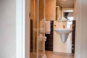 Superior tweepersoonskamer | Badkamer | Een douche, een regendouche, gratis toiletartikelen, een haardroger