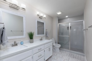 Douche, séchoir à cheveux, serviettes fournies, savon