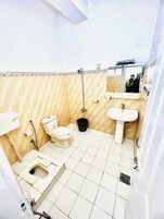 华丽双人房 | 浴室 | 淋浴设施、名牌洗护用品、毛巾、肥皂