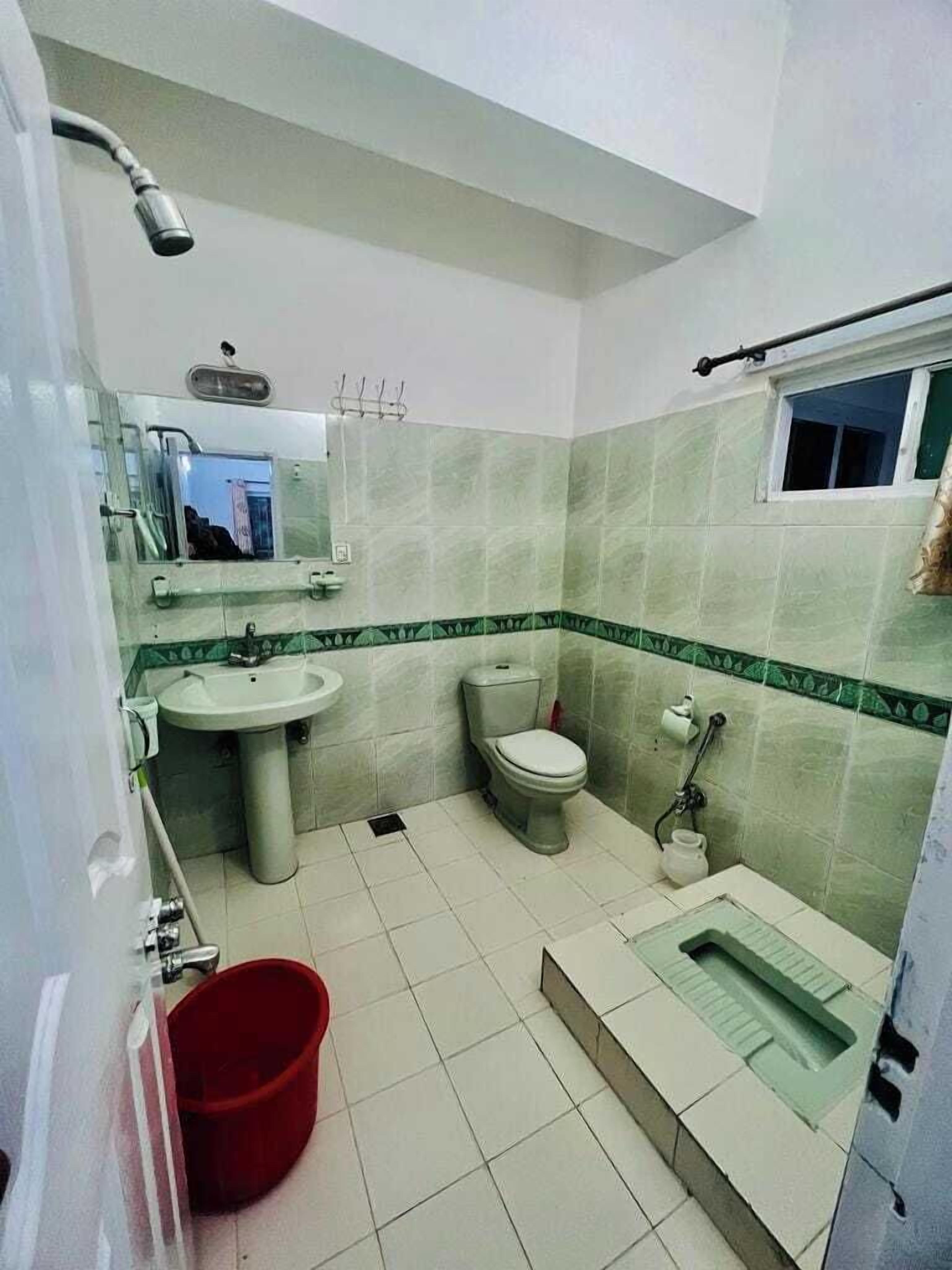 Deluxe Double Room | Bathroom | Shower, designer toiletries, towels, soap