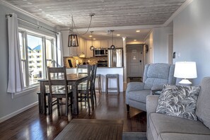 Smart TV - Sandpiper Dunes Unit 301, 58th St, on the beach, pool, fully renovated (Ocean City)