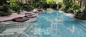 Una piscina al aire libre