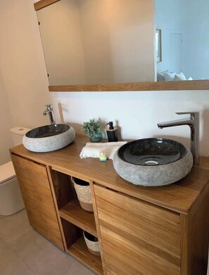 Douche, séchoir à cheveux, serviettes fournies, savon