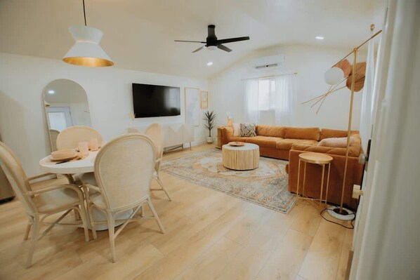 Smart TV - Desert ChiC-East Downtown Casita+HoTub+No Pet Fee! (Albuquerque)