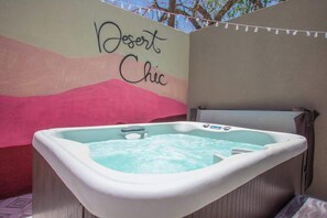Outdoor spa tub - Desert ChiC-East Downtown Casita+HoTub+No Pet Fee! (Albuquerque)
