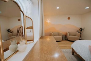 1 bedroom, iron/ironing board, travel cot, free WiFi - Desert ChiC-East Downtown Casita+HoTub+No Pet Fee! (Albuquerque)