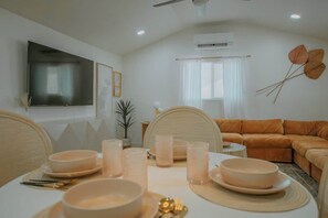Dining - Desert ChiC-East Downtown Casita+HoTub+No Pet Fee! (Albuquerque)