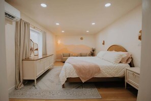 1 habitación, tabla de planchar con plancha y cuna de viaje 