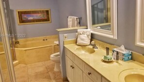 Haartrockner, Handtücher, Seife, Toilettenpapier