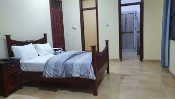 4 bedrooms, iron/ironing board, WiFi, bed sheets