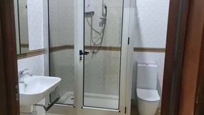 Serviettes fournies, savon, papier de toilette