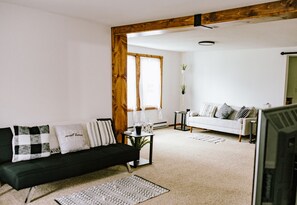 TV - Come Visit “Mint To Be”
(Somerset)