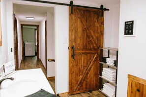 Hair dryer, towels, soap, toilet paper - Come Visit “Mint To Be”
 (Somerset)