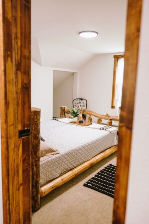 5 bedrooms, desk, iron/ironing board, free WiFi - Come Visit “Mint To Be”
(Somerset)