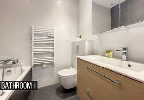 Baignoire, séchoir à cheveux