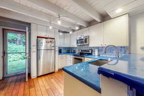 Jääkaappi, mikroaaltouuni, uuni, liesi