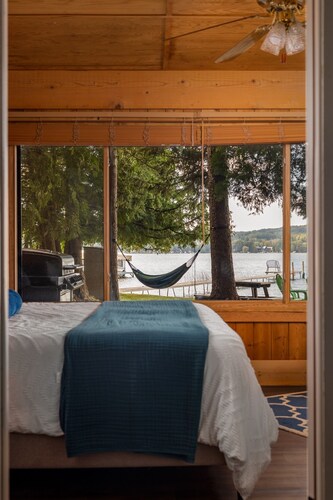 Private Sandy Beach, Dock, Kayaks, Canoe & Paddleboat | Sleeps 12 | Dog Friendly
