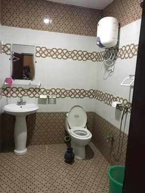 Doppia Deluxe | Bagno | Doccia, set di cortesia firmato, asciugamani, sapone