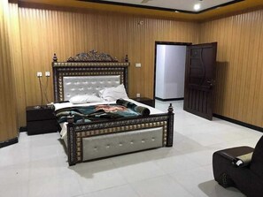 Deluxe Double Room | Iron/ironing board, free WiFi