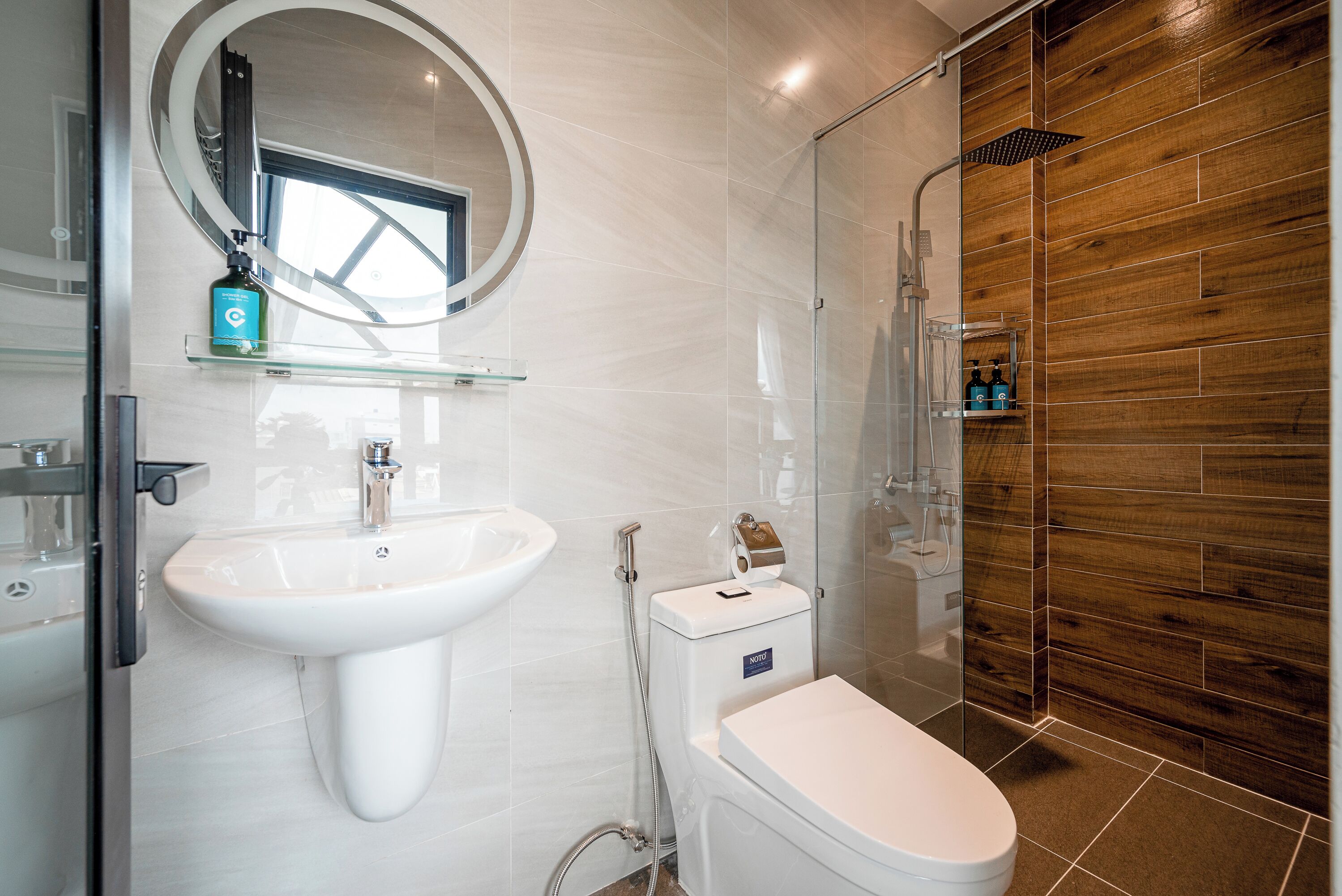Deluxe Suite | Bathroom | Shower, hair dryer, slippers, towels