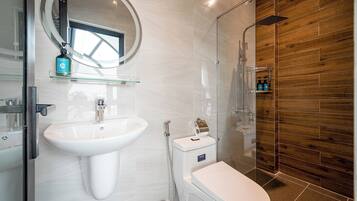 Deluxe Suite | Bathroom | Shower, hair dryer, slippers, towels