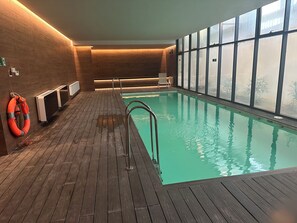 Alberca al aire libre y alberca climatizada