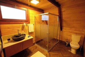 Chambre Standard Double ou avec lits jumeaux | Salle de bain | Douche, articles de toilette gratuits, serviettes fournies