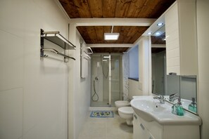 Dusche, Haartrockner, Bidet, Handtücher