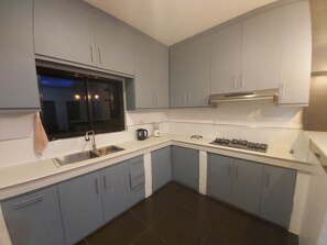 Kjøleskap, kokeplater, vannkoker og hurtigmikser