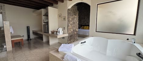 Deluxe suite, 1 kingsize bed | Badkamer | Gratis toiletartikelen, een haardroger, pantoffels, handdoeken