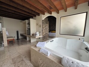 Deluxe suite, 1 kingsize bed | Badkamer | Gratis toiletartikelen, een haardroger, handdoeken, zeep