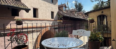 Suite Deluxe, 1 trÚs grand lit, terrasse, vue établissement | Terrasse/Patio