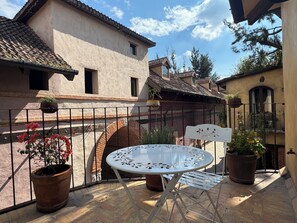Suite – deluxe, 1 kingsize-seng, terrasse, resort-utsikt | Terrasse/patio