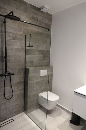 Een douche, een haardroger, handdoeken, zeep