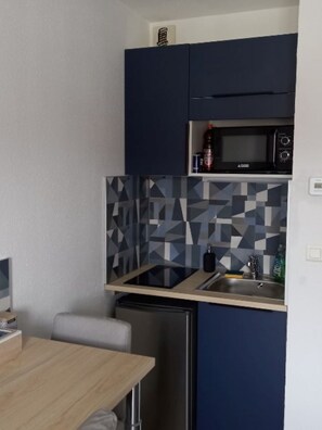 Frigorifero, piano cottura, bollitore elettrico, tostapane