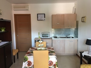 Coffee/tea maker, fridge, oven, stovetop