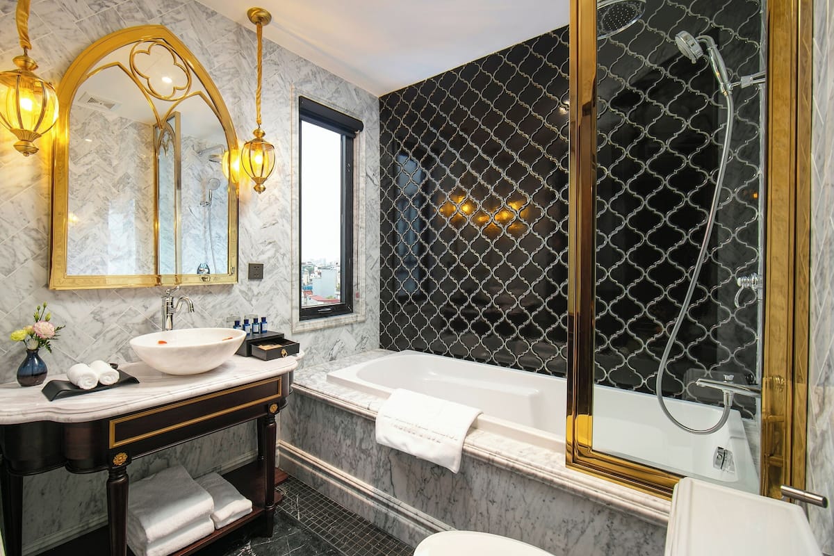 Kamar Double Premier | Kamar mandi | Perlengkapan mandi gratis, pengering rambut, jubah mandi, dan sandal