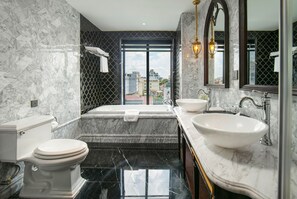 Executive-Zimmer | Badezimmer | Kostenlose Toilettenartikel, Haartrockner, Bademäntel, Hausschuhe