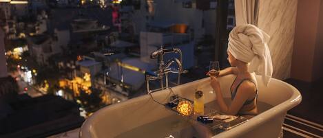 Senior Suite | Minibar, in-room safe, desk, blackout drapes