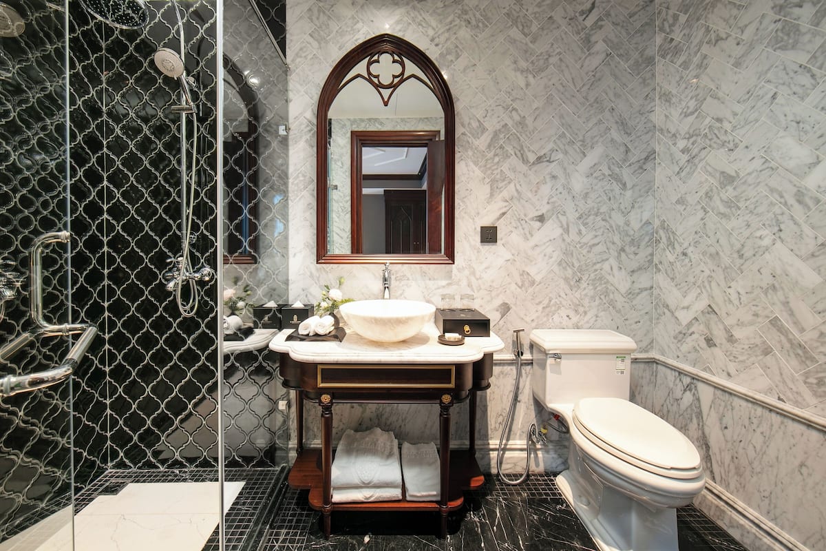 Amenidades de baño gratuitas, secadora de cabello, batas, pantuflas