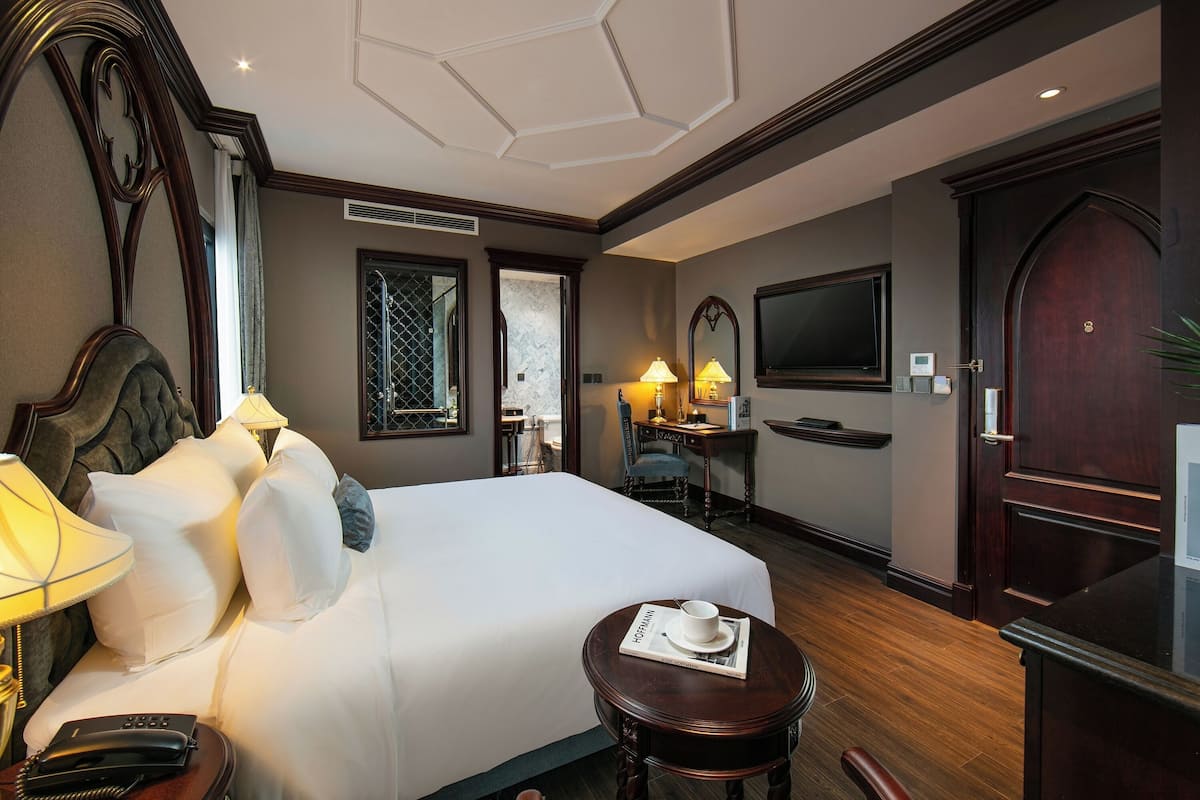 Senior Double Room | 1 bedroom, minibar, in-room safe, desk