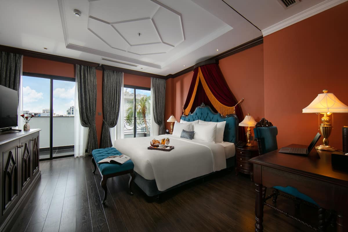 Senior Suite | 1 bedroom, minibar, in-room safe, desk